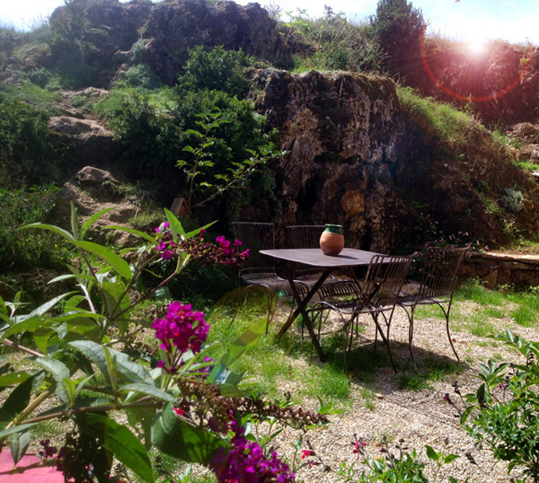jardin du gîte indépendant avec terrasse sur le Larzac
